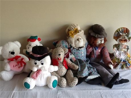 Lot of stuffed dolls