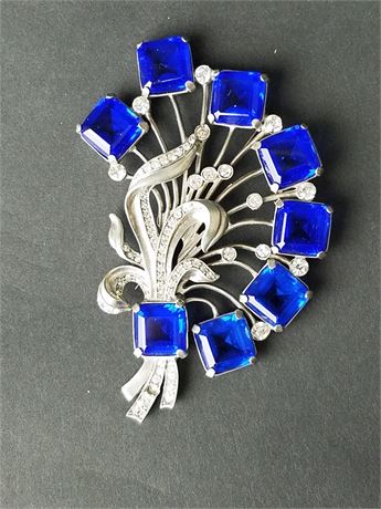 Lot 66. Eisenberg Original Costume Jewelry Brooch