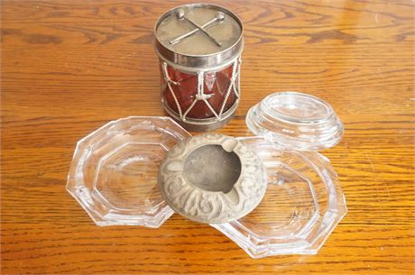 Lot 359. Smoking Paraphenalia : Humidor and Ashtrays