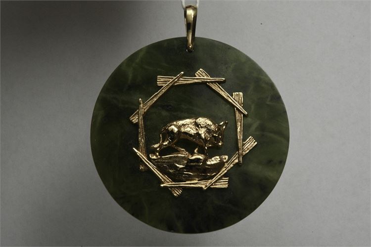 Circular Jade and Yellow Gold Pendant Medallion .