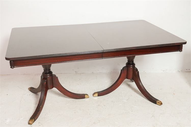 Vintage Federal Style Mahogany Dining Table w/4 Leaves