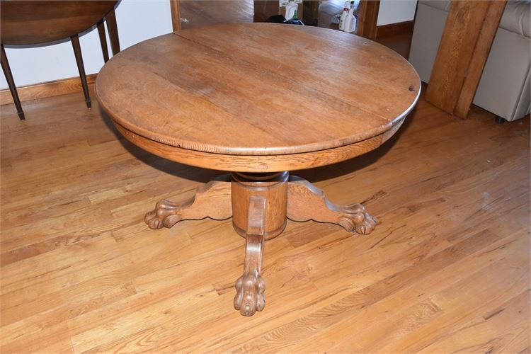 Antique Oak American Round Pedestal Dinning Table with Paw Feet
