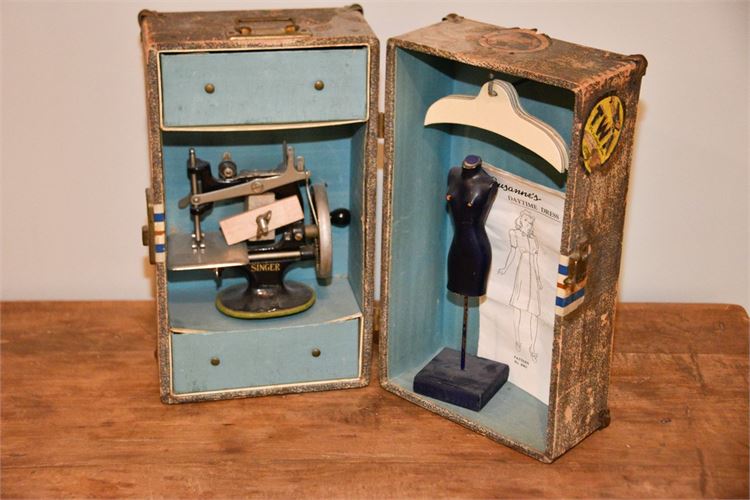 Antique c. 1920 Singer Hand Crank Children's Sewing Machine w/ Doll Trunk