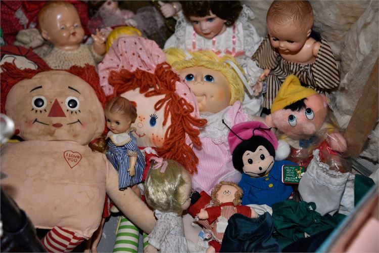 Group Raggedy Anne etc Dolls