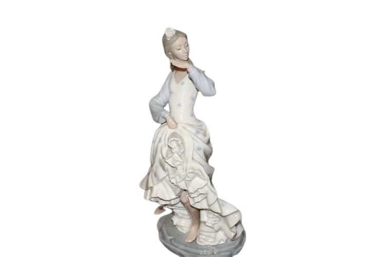 LLADRO "Nao" Glazed Porcelain Figure of a Woman