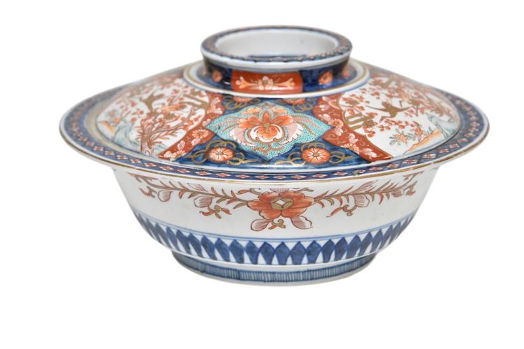 Chinese Export Covered Bowl in the Imari Taste
