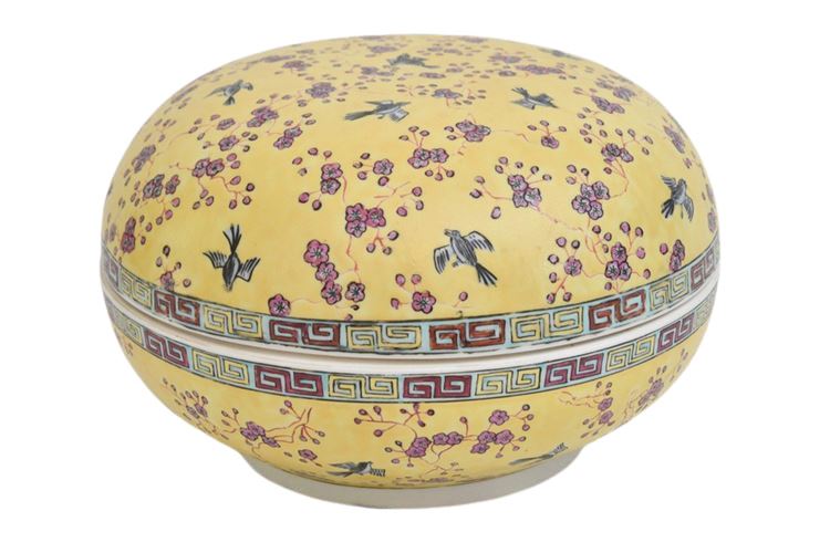 Round Chinese Porcelain Bowl With Lid