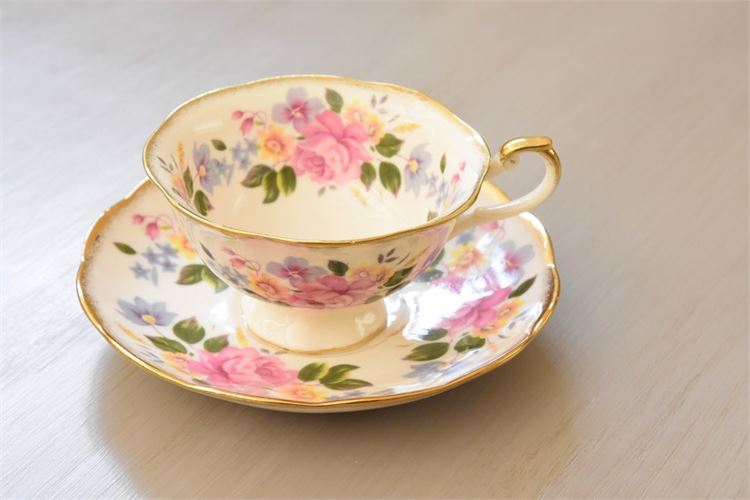 ORNAMENTAL COLLECTIBLES Teacup and Saucer