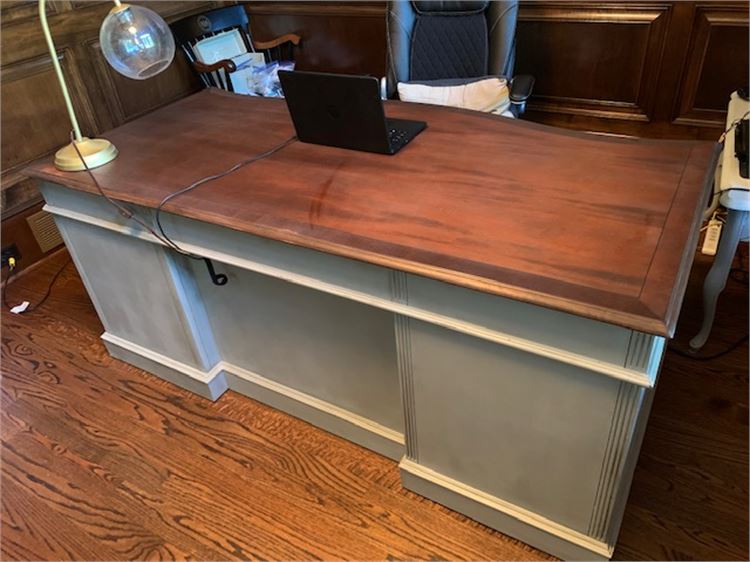 Professional & Uniquely Finished Accountant's Desk