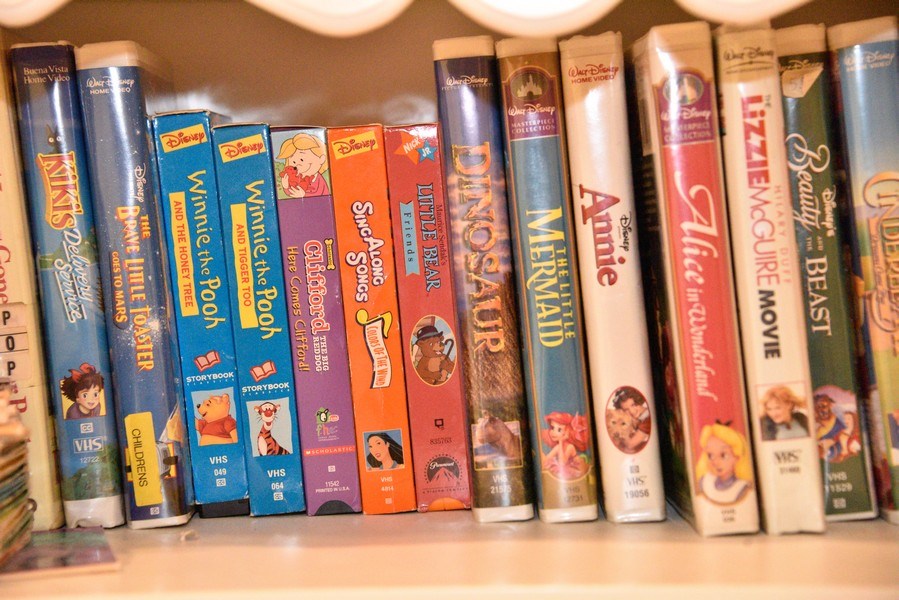 Companies Estate Sales - Group Lot Of Children's Vhs Tapes And Bookx