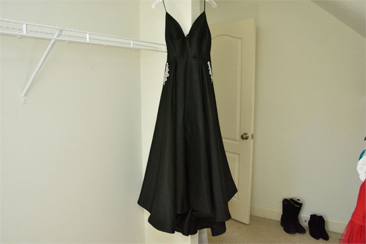 SHERRI HILL BLACK Gown Size 2