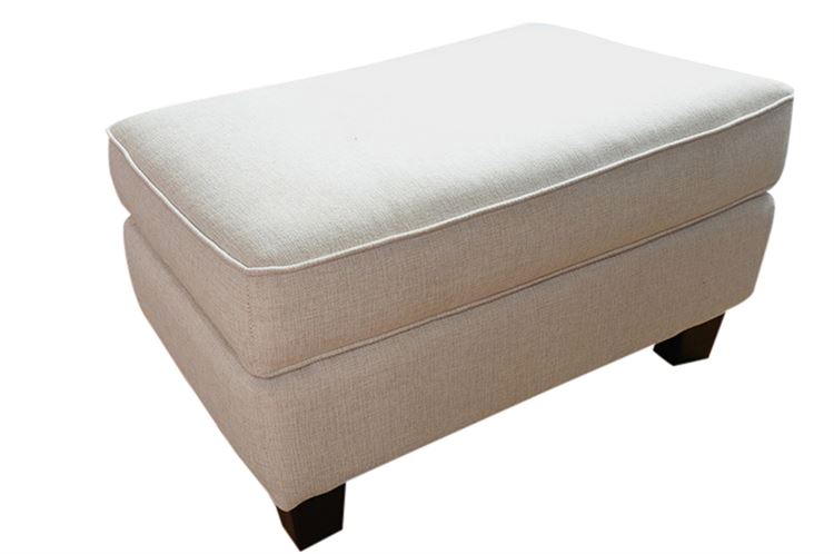 ROOMS TO GO Upholstered Ottoman