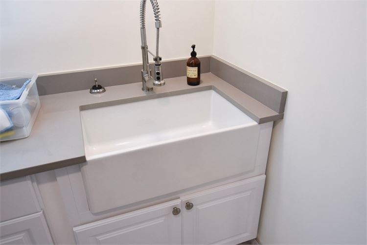 Farmhouse Sink and Single Handle Faucet With Sprayer Attachment