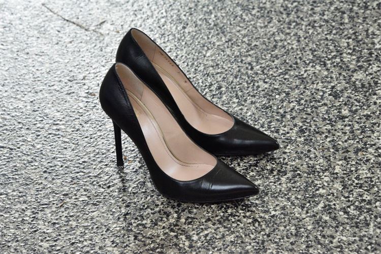 STUART WEITZMAN Black Heels (Size 7M)