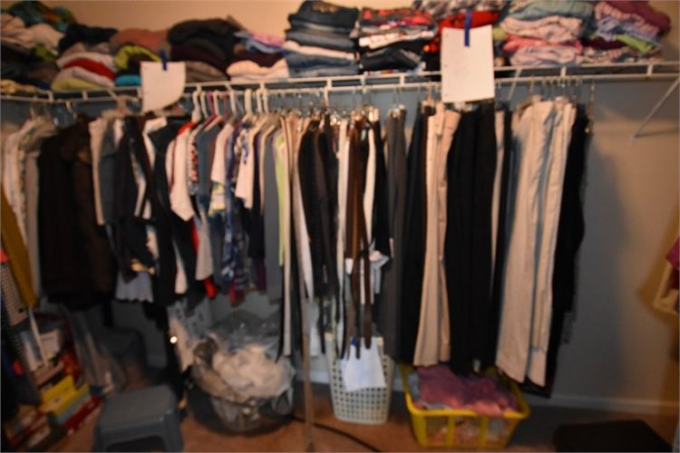 Large Quantity Of Women's Causal  Wear (Mostly Size 14) Hanging Items