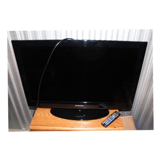 32" Flatscreen TV with Remote