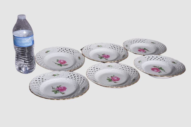 Six (6)  Meissen Pink Rose Plates in Openwork Porcelain with Hand-Painted Roses