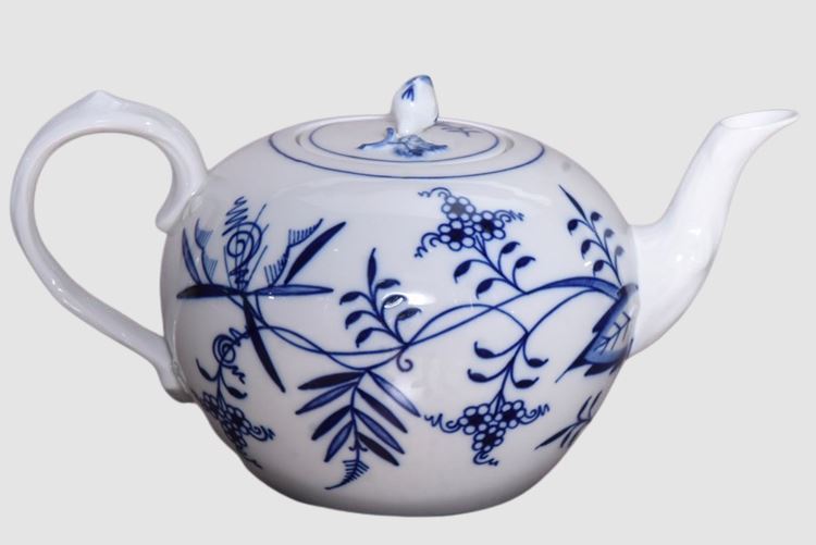 Meissen "Blue Onion" Teapot in Hand Painted Porcelain