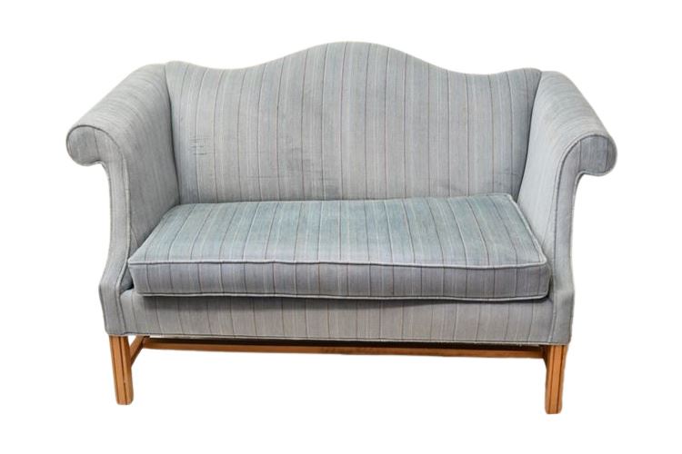 Federal Style Mahogany Camelback Settee (35'' x 58'' x 31'')