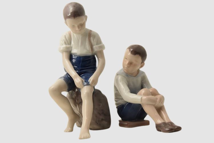 Bing & Grondahl Boy sitting on stone rolling up trousers / Schools Out