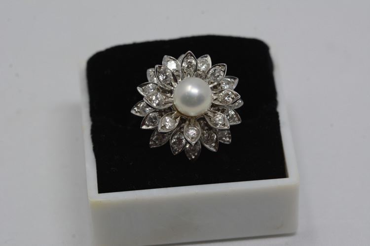 14K White Gold Diamond and Pearl Ring Size 7 (8.24g total weight)