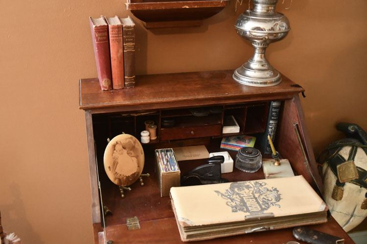 Group Desk Top Items Oil lamp and others