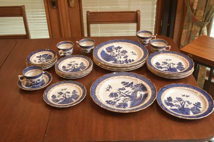 Royal Doulton Real Old Willow 29 pieces