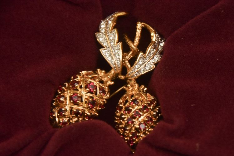 JEWELRY CAMROSE & KROSS JACQUELINE KENNEDY BERRY PIN/BROOCH