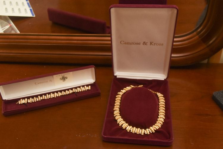 Jacqueline Kennedy faux Gold and Diamond necklace