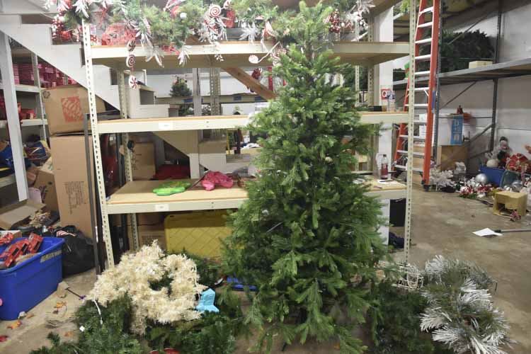 Lot Of Christmas Garland,Tree And More (all in pic)