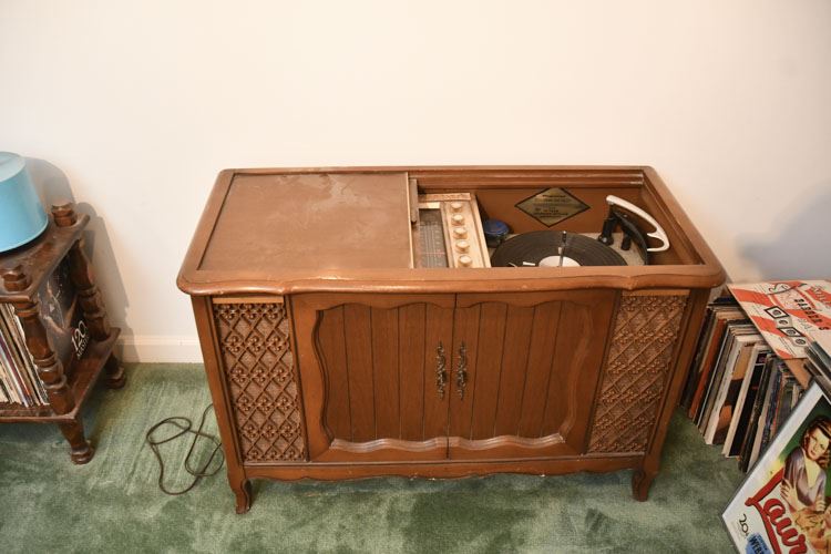 Magnavox Vintage Console Phonograph/Radio