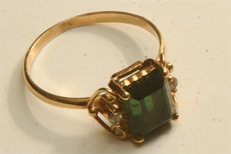 14K Green Stone Ring Size 7     2 grams