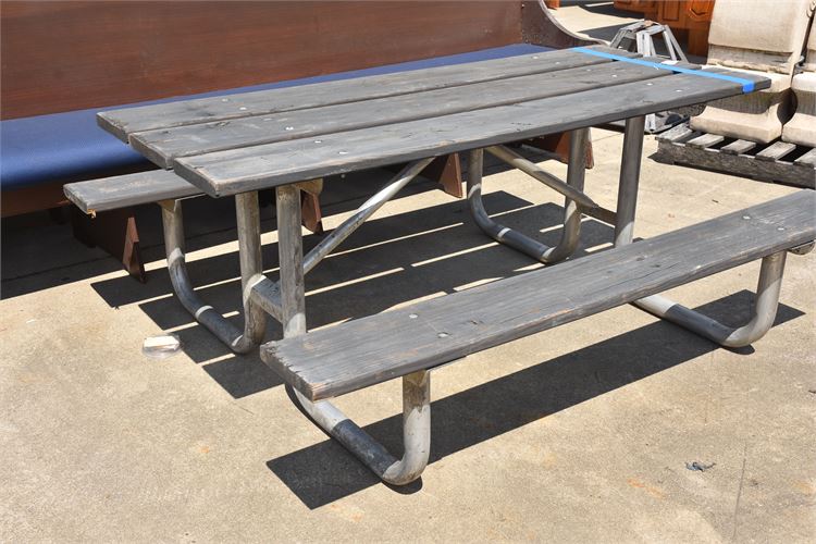 Commercial Picnic Table w Benches