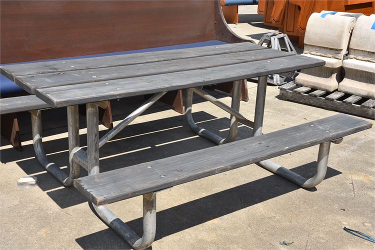 Commercial Picnic Table w Benches