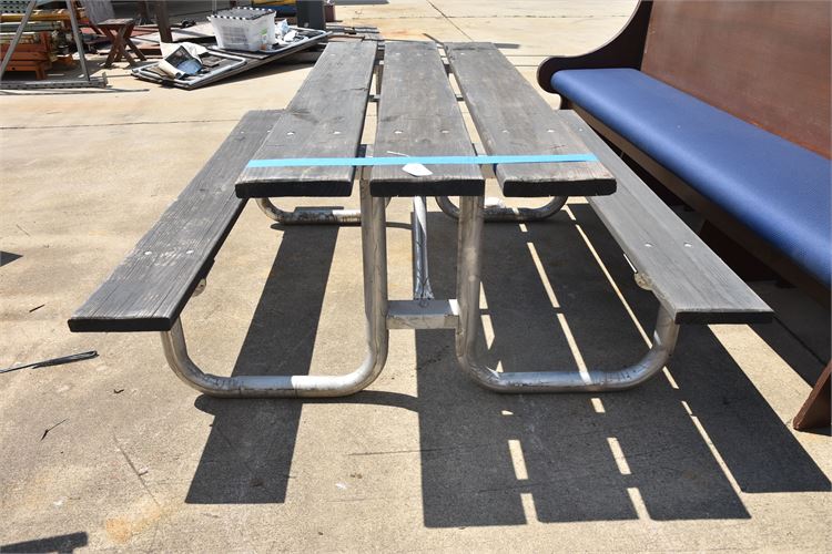 Commercial Picnic Table w Benches