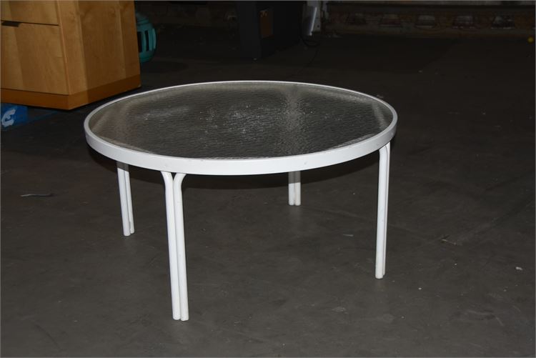 Circular top patio table