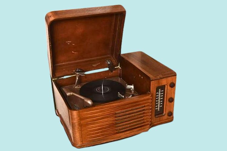 1946 Vintage Philco Record Player and Radio